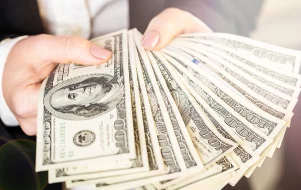 Woman holding money — Stock Photo, Image