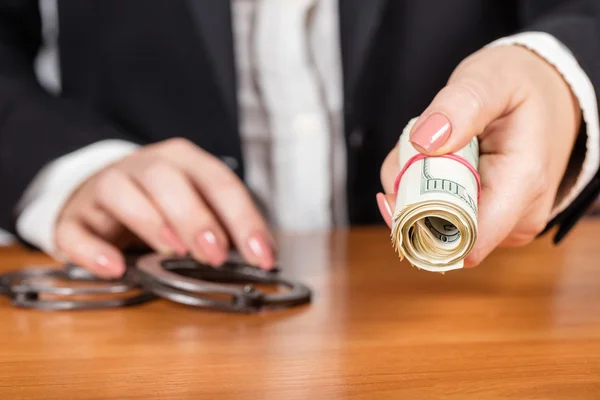 Business woman gives money — Stock Photo, Image