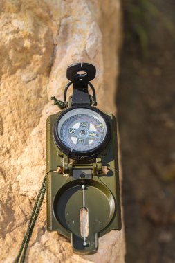 Kayanın üzerinde yalan closeup pusula