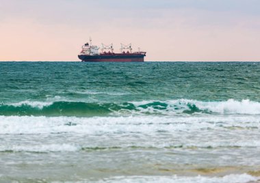 gün batımı arka plan üzerinde yüzen gemi