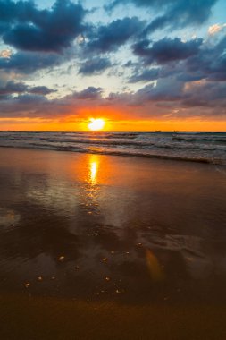 Dalgalar deniz günbatımı arka plan üzerinde