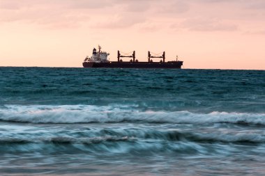 gün batımı arka plan üzerinde yüzen gemi