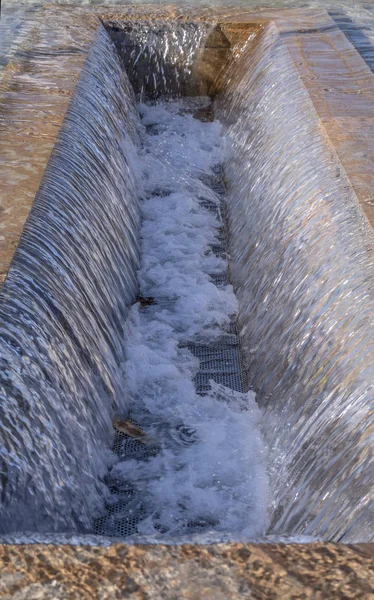 Canal de água no parque — Fotografia de Stock