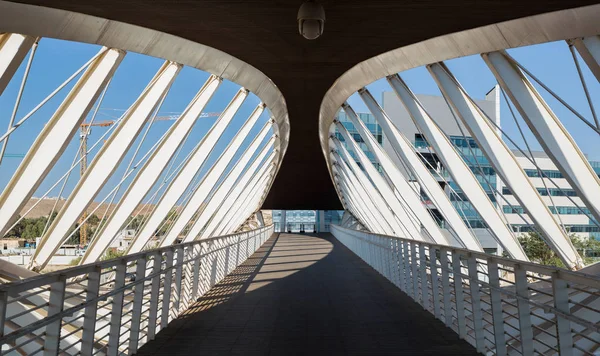 Современный пешеходный мост — стоковое фото