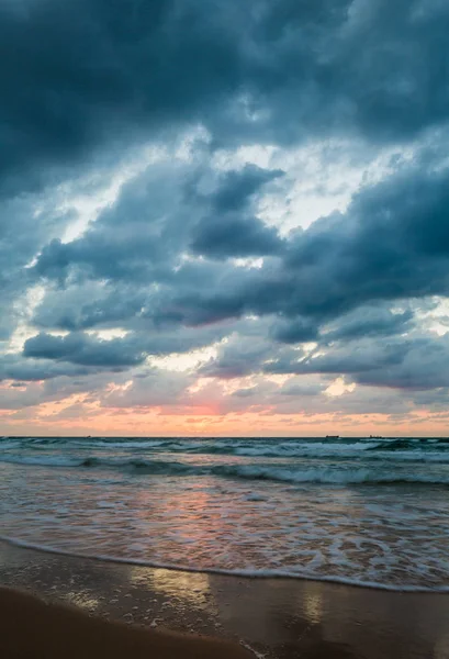 Dalgalar deniz günbatımı arka plan üzerinde — Stok fotoğraf