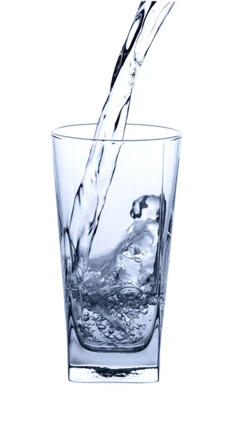 Woda jest wlewana do szklanki. — Zdjęcie stockowe