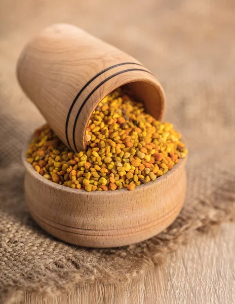 Polen de flores en un tazón de madera — Foto de Stock