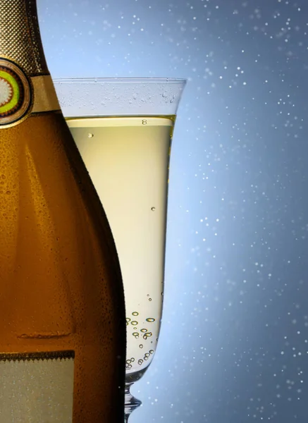 Garrafa de champanhe com um closeup de vidro — Fotografia de Stock