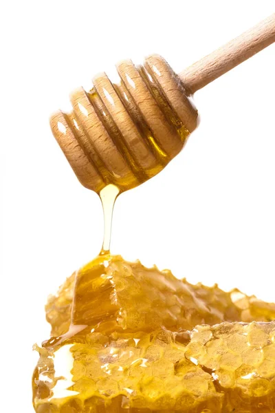 スプーンで流れる蜂蜜 — ストック写真