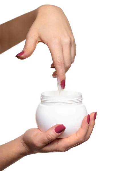 Руки с банкой косметического крема — стоковое фото