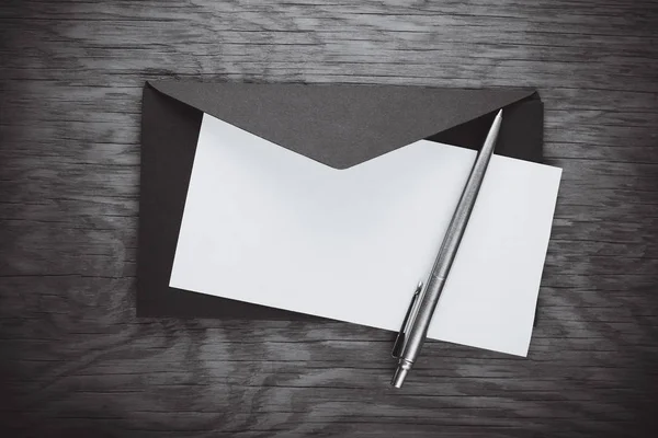 Envelope com branco e caneta — Fotografia de Stock