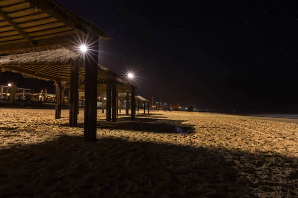 Skärmtak från solen på stranden — Stockfoto