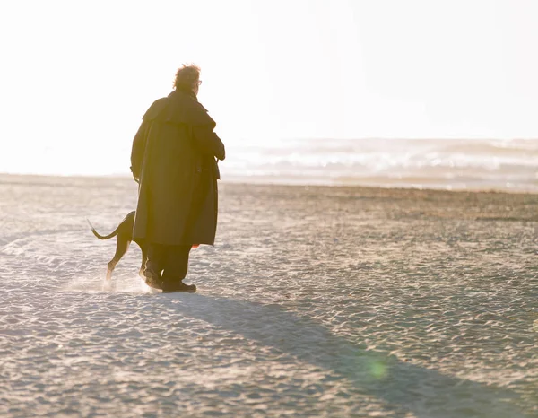 Homem com um cão — Fotografia de Stock
