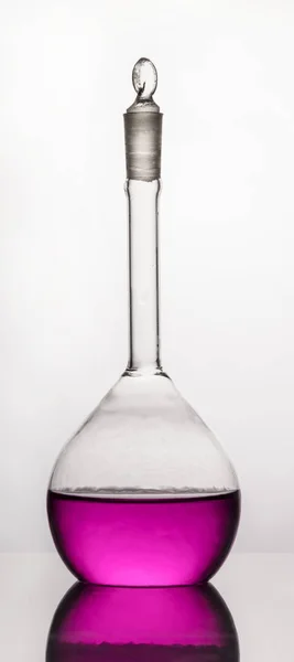Химическая колба с жидкостью — стоковое фото