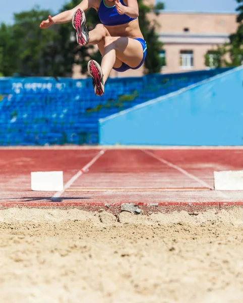 Спортивні змагання стрибок у довжину — стокове фото