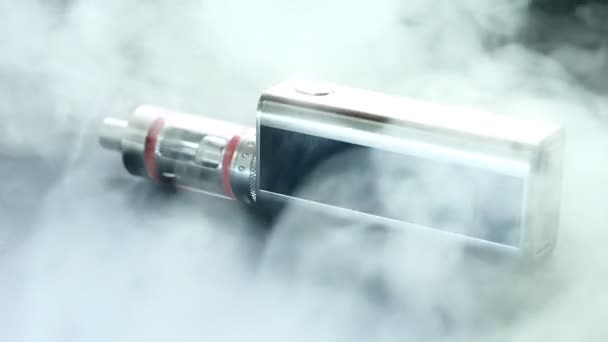 Elektronische sigaret close-up in rook — Stockvideo