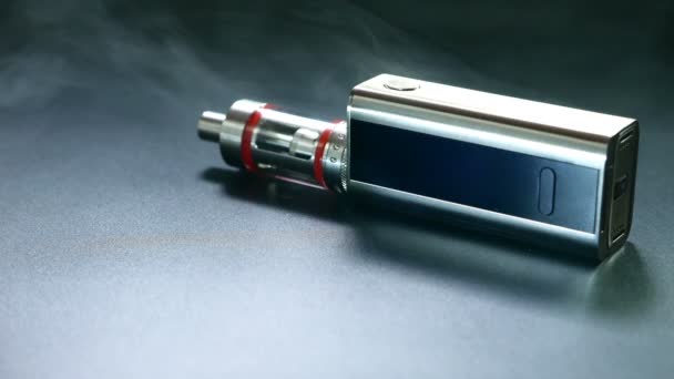 Електронна сигарета крупним планом в диму — стокове відео