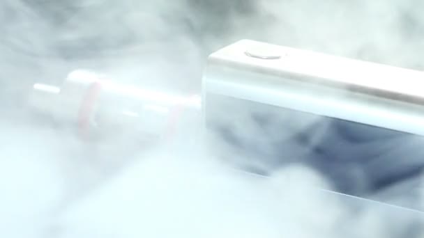 Elektronická cigareta detail v kouři — Stock video