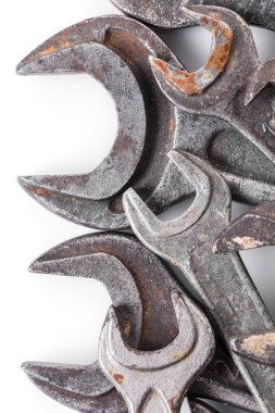 farklı boyutlarda somun anahtarları 