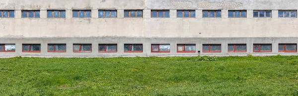 Betonnen gebouw en gras — Stockfoto