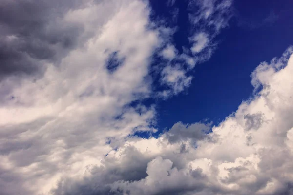 Cielo blu con nuvole primo piano — Foto Stock