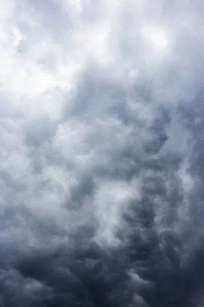 Cielo oscuro con nubes de primer plano —  Fotos de Stock