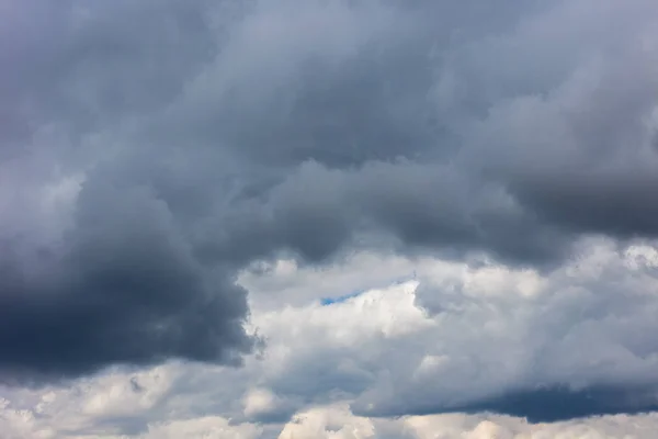 Cielo oscuro con nubes de primer plano —  Fotos de Stock