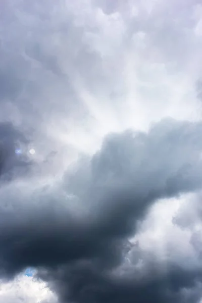 Ciel sombre avec nuages gros plan — Photo