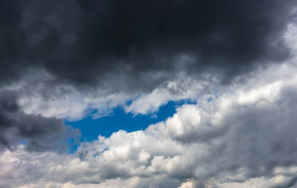 Błękitne niebo z chmur szczelnie-do góry — Zdjęcie stockowe
