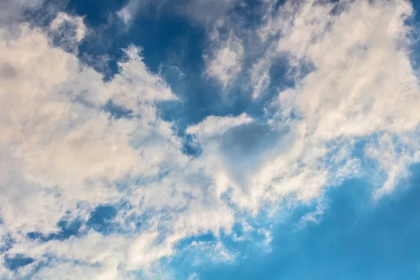 Blauwe hemel met wolken close-up — Stockfoto