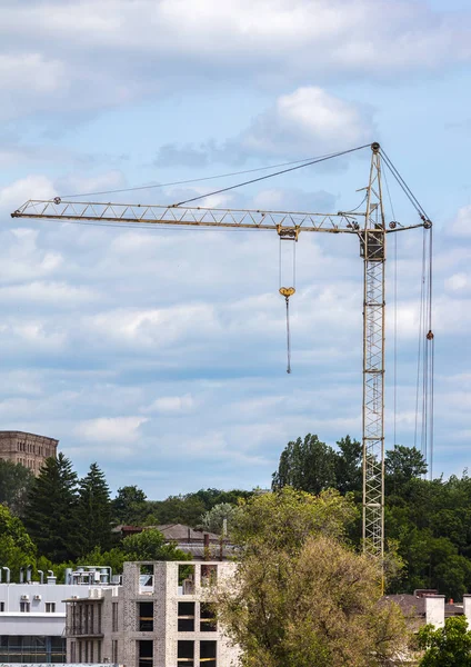 Costruzione di gru e grattacieli — Foto Stock