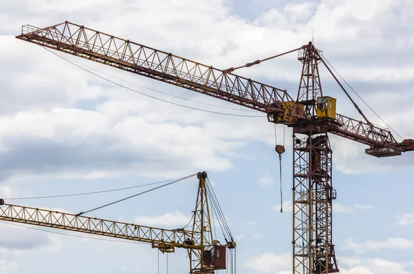 Bouw van hoogbouw en kranen — Stockfoto