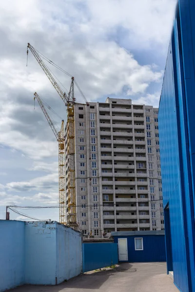 高層ビルとクレーンの建設 — ストック写真