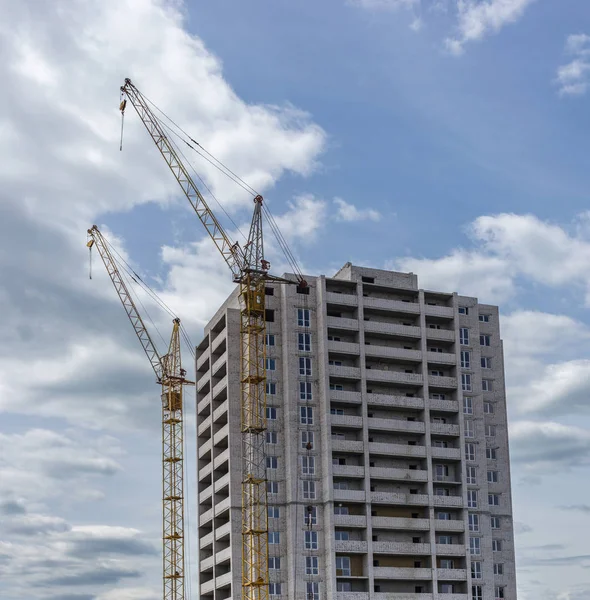 Construção de edifícios altos e guindastes — Fotografia de Stock