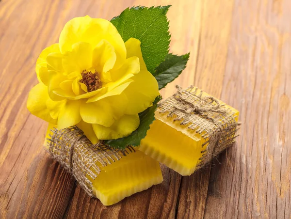 Jabón floral amarillo hecho a mano —  Fotos de Stock