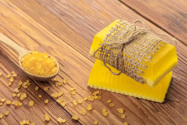 黄色の手作り石鹸と植物塩 — ストック写真