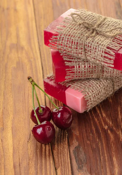 Jabón hecho a mano rojo cereza —  Fotos de Stock