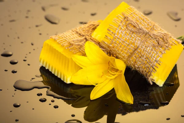 Jabón hecho a mano amarillo con gotas de agua — Foto de Stock