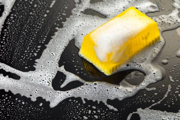Handgemaakte zeep geel met schuim — Stockfoto
