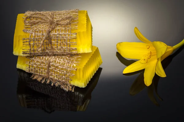 Hecha a mano flor de jabón amarillo — Foto de Stock