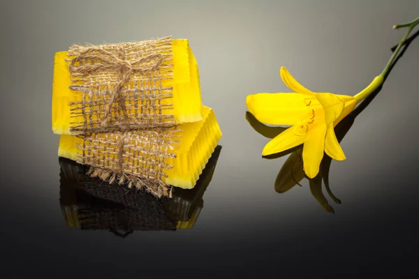 Ručně vyráběné mýdlo květ žlutá s odleskem — Stock fotografie