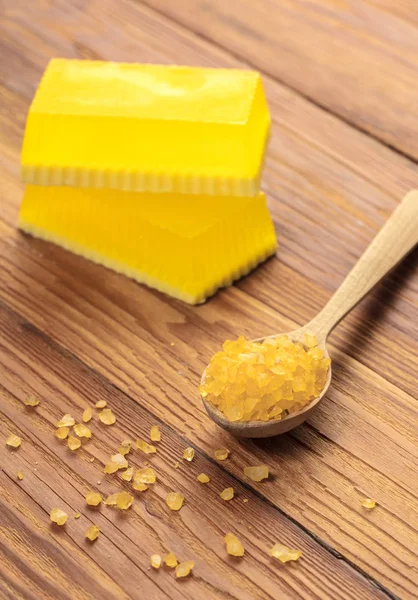 Sabão feito à mão amarelo e sal de phyto — Fotografia de Stock