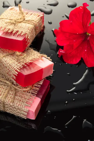 Sabão artesanal vermelho com uma flor petúnia — Fotografia de Stock