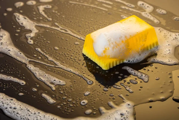 Мыло ручной работы желтого цвета с пеной — стоковое фото