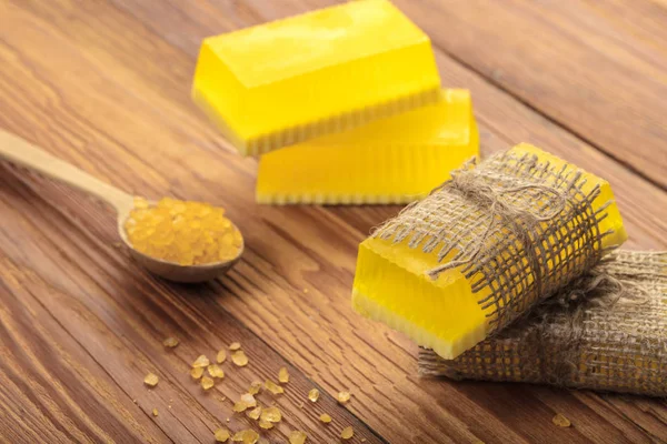 黄色の手作り石鹸と植物塩 — ストック写真