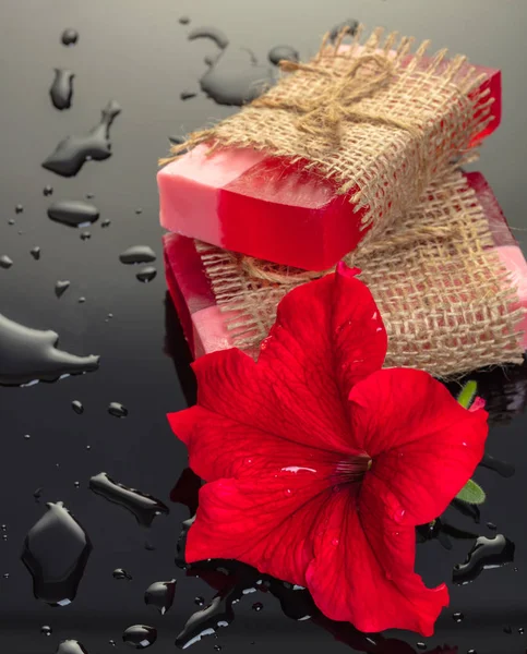 Sapone fatto a mano rosso con un fiore — Foto Stock