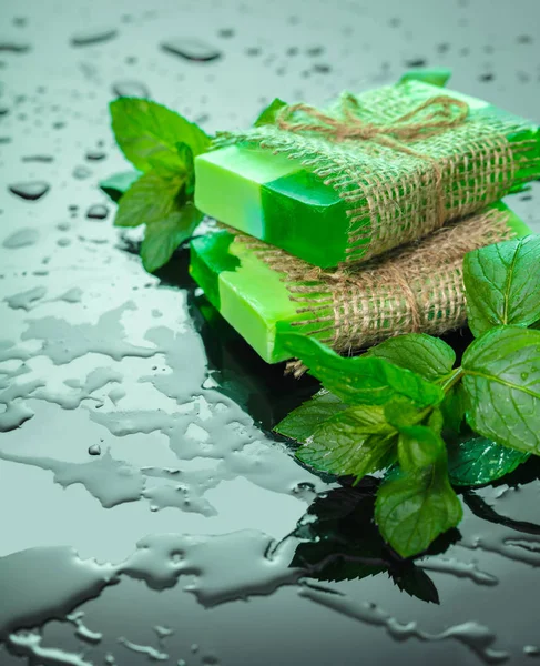 Sapone fatto a mano verde con foglie di menta — Foto Stock