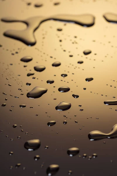 Druppels water op een donkere plastic — Stockfoto