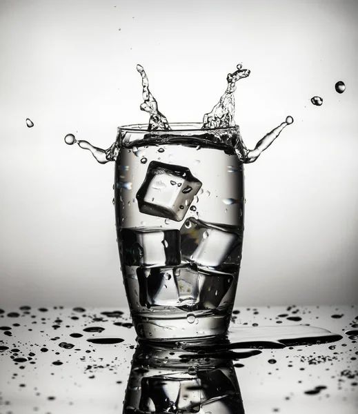 Stänkande vatten från ett glas — Stockfoto