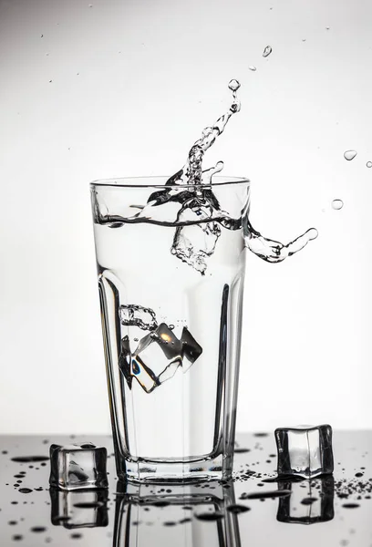 Stänkande vatten från ett glas — Stockfoto